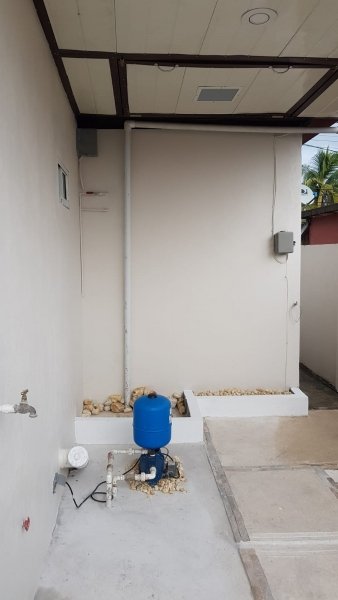 Pump with pressure tank